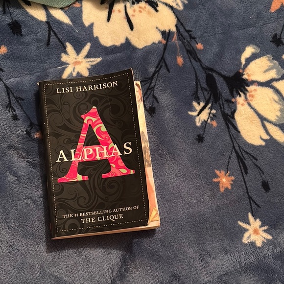 Alphas by Lisi Harrison - Black and Pink Cover - Picture 7 of 10